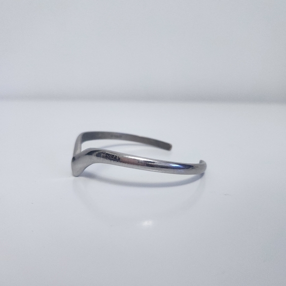 Vintage Silver Avon Chevron Bracelet - Picture 8 of 15